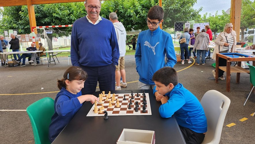 祈祷。在国际象棋俱乐部的鼎力支持下度过了一年