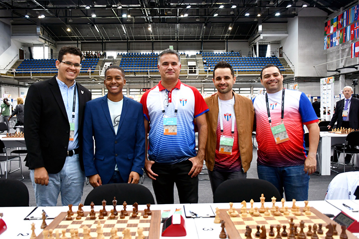 El equipo absoluto de Cuba con el capitán Rodney Pérez García  | Foto: Patricia Claros