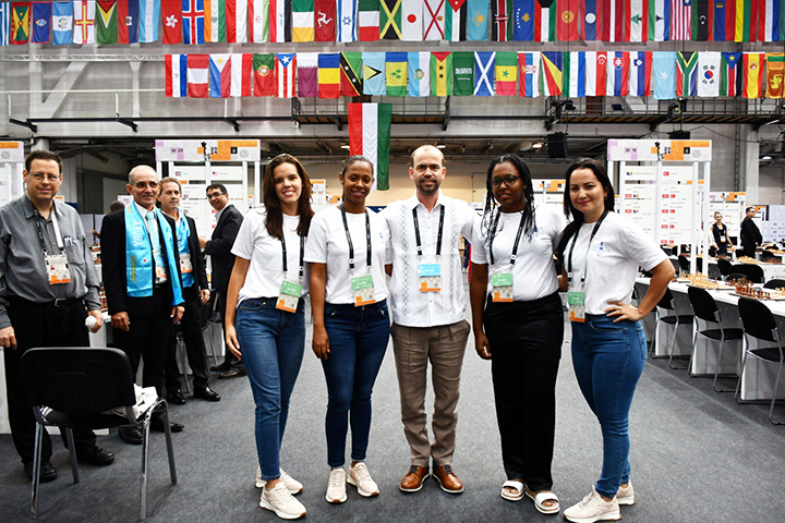 El equipo femenino de Cuba con su entrenador Aramis Álvarez Petraza | Foto: Patricia Claros